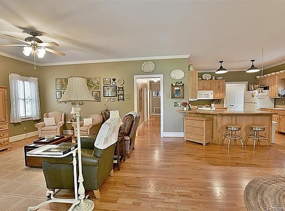 3rd image of 915 Belaire Dr