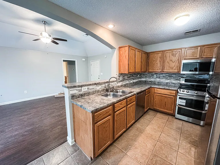 1532 Pemberton Ln — Photo 3