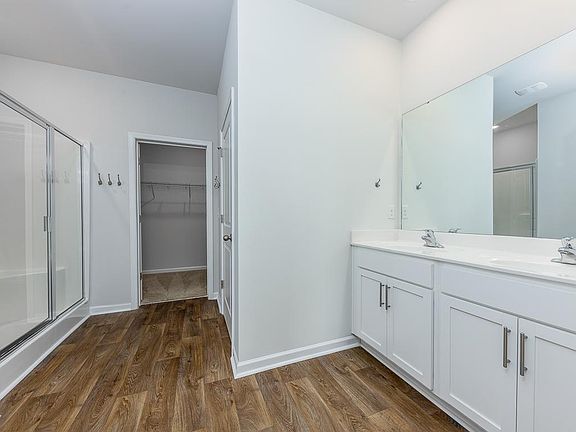 5th image of 527 Dakota Ave