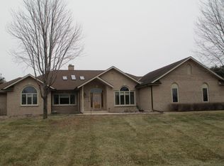 818 N Pine Meadow Ct, Oconomowoc, WI 53066