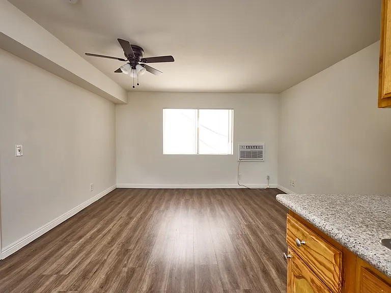 744 N Manhattan Pl — Photo 10