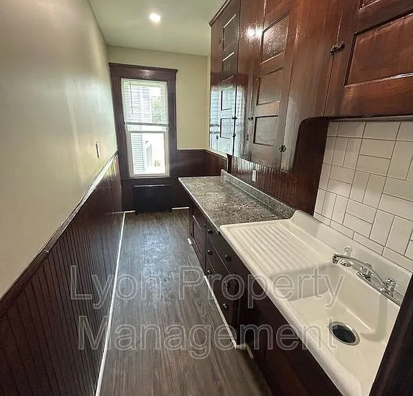 568 Elm St #1 — Photo 4