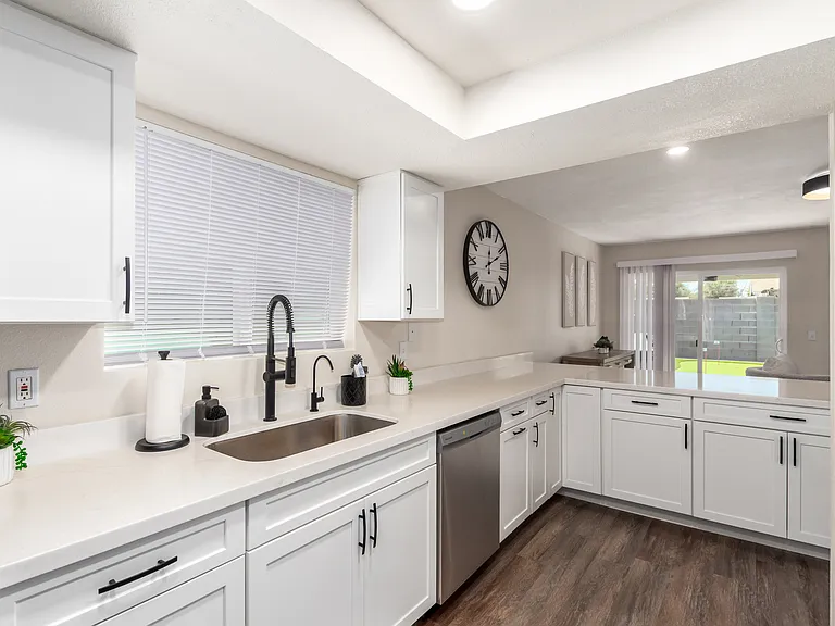 155 W Hunter St — Photo 14
