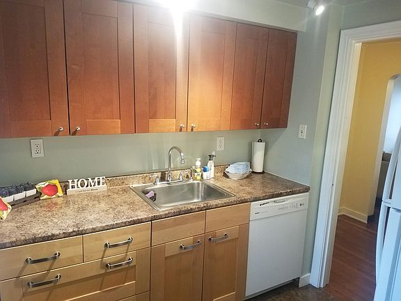 Designer Kitchen~ fully equipped~Frigidaire Galaxy Refrigerator, Gas Stove, Above Stove Microwave, Dishwasher.....what more could you want.....