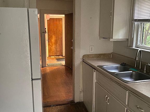 3rd image of 635 E Concord St #D