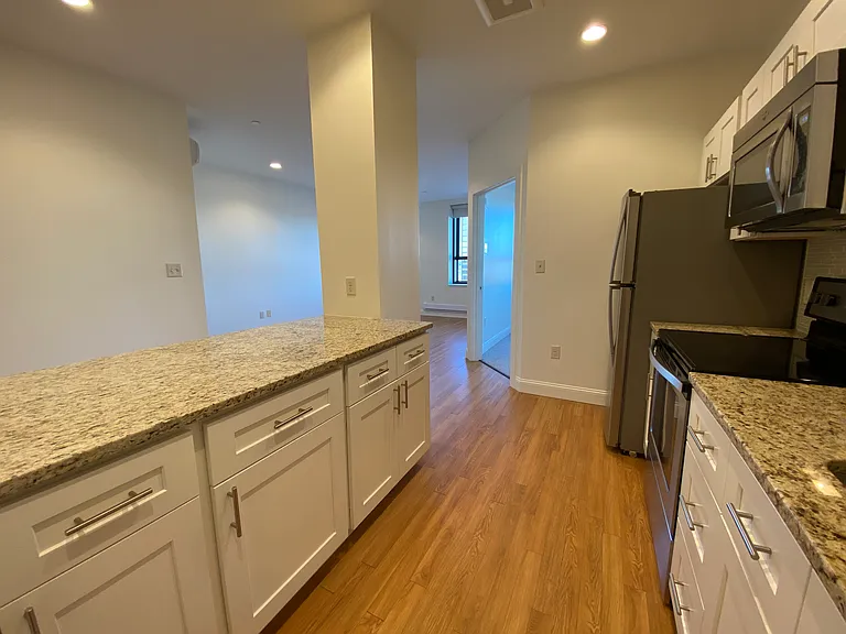 Red Oak at 875 Elm Street — Photo 24