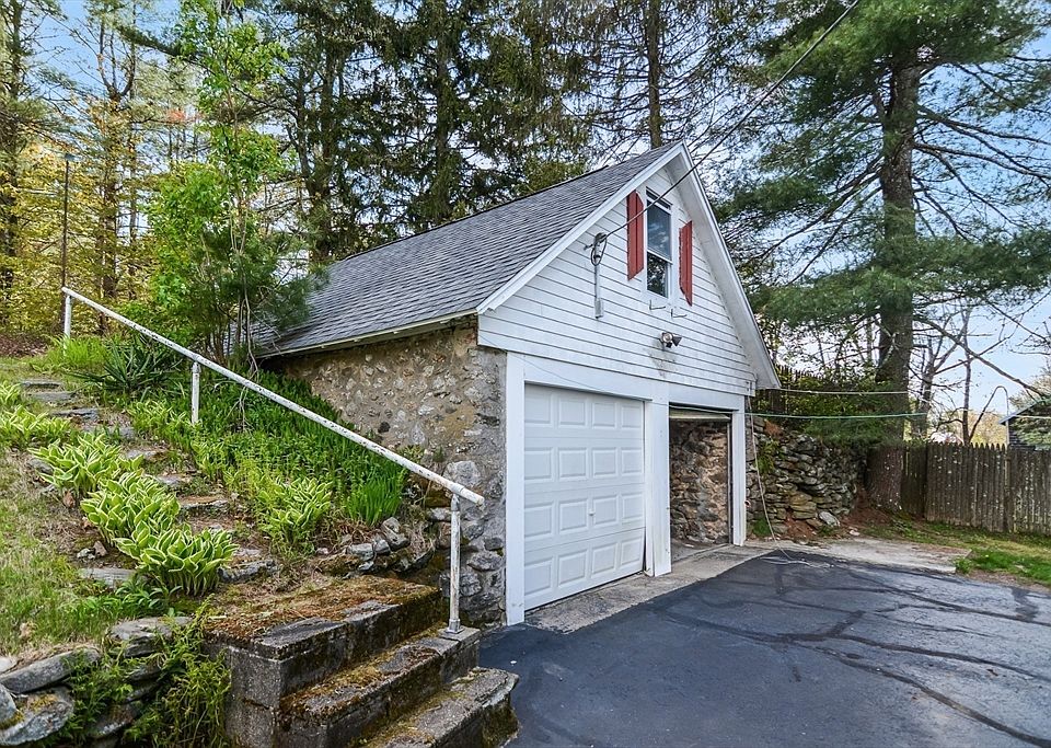 2nd image of 727 Pleasant St