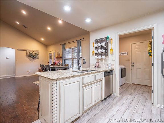 5th image of 1404 Monarch Dr