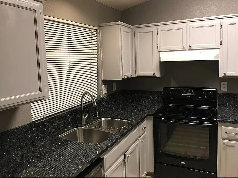 3080 Garden Ln — Photo 2