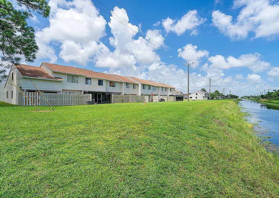 2nd image of 1002 Riverside Dr