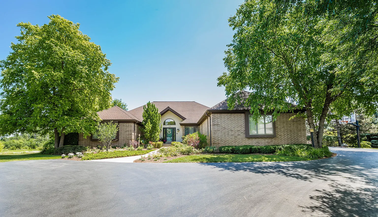 709 Galway Dr photo 1