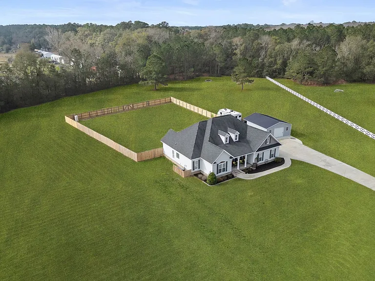 440 Rivercrest Dr — Photo 1