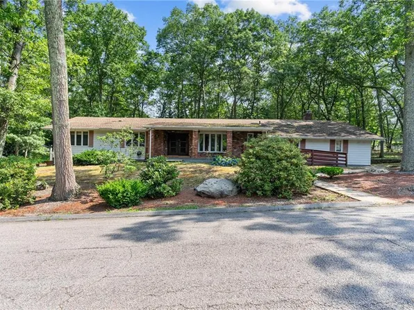 2 Valley Dr, Johnston, RI 02919