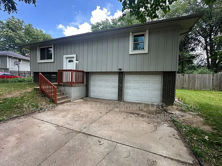 424 NE Lakeview Dr — Photo 3