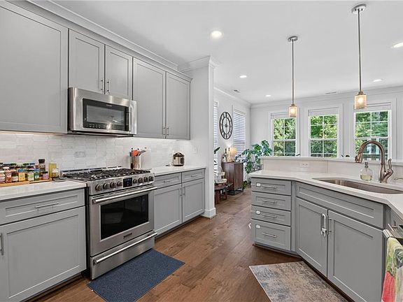 5th image of 2908 Bluegrass Ln