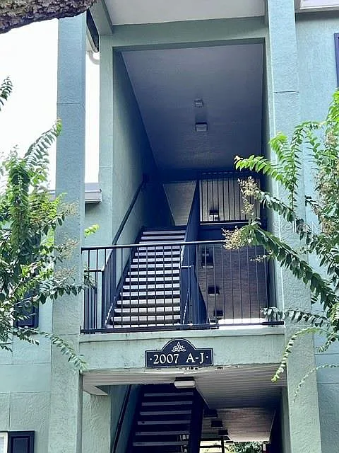 1 bed, 1.5 bath, 830 sqft, $1,750 — Photo 2