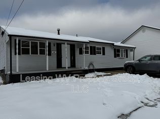 2 Garrett Dr, Hurricane, WV 25526