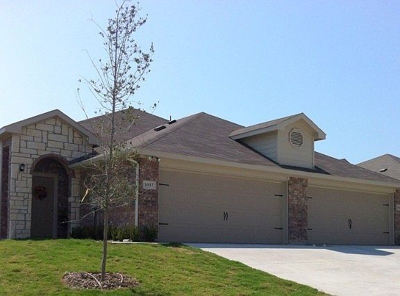 2nd image of 1074 Newcastle Dr