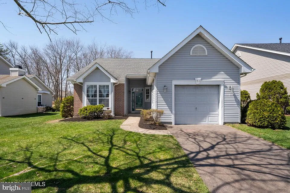 84 Chain Blvd photo 1