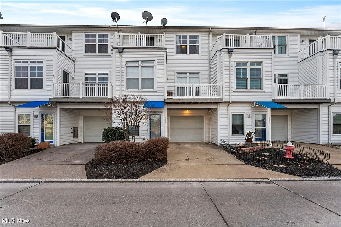 212 E Marina Pkwy photo 1
