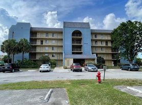 2828 Tennis Club Dr