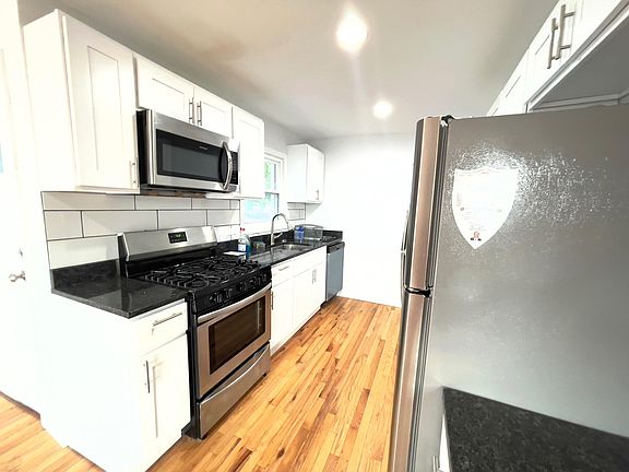 5th image of 77 Bartlett Pl