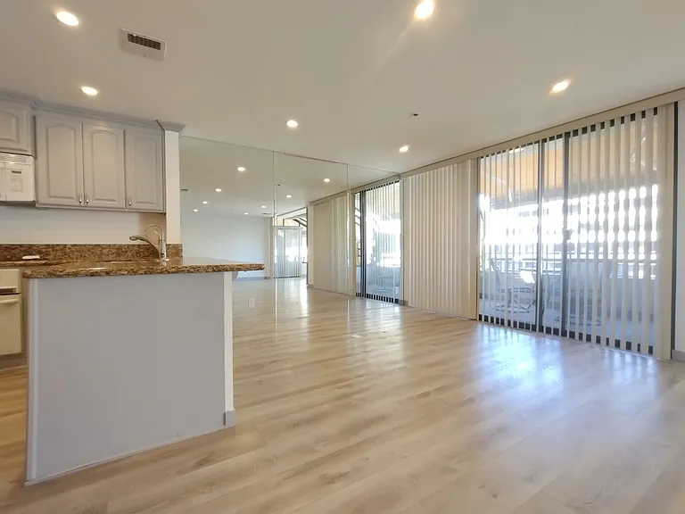 Dining/bar area
