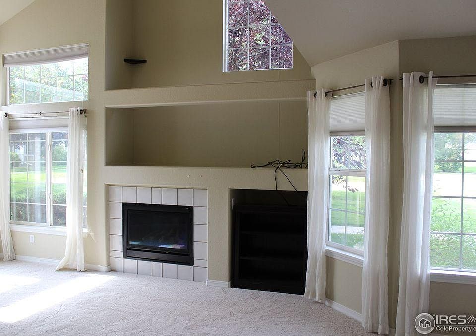 Gas fireplace and nook in living room