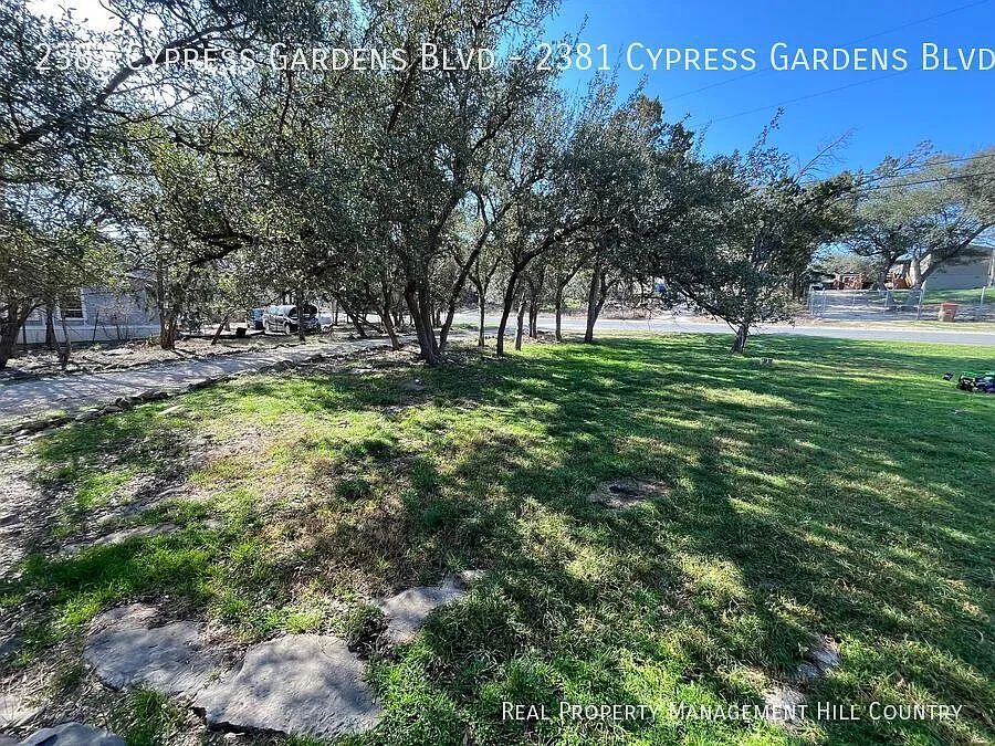 2Bedroom Duplex in Spring Branch Private Fenced Yard & Open Living — Photo 3