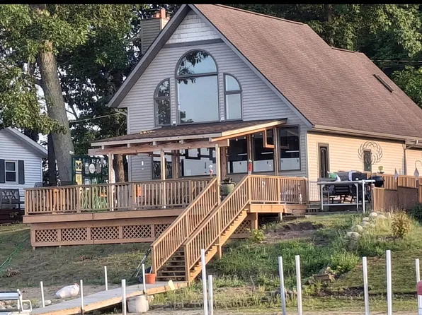 7258 S Crooked Lake Dr, Delton, MI 49046