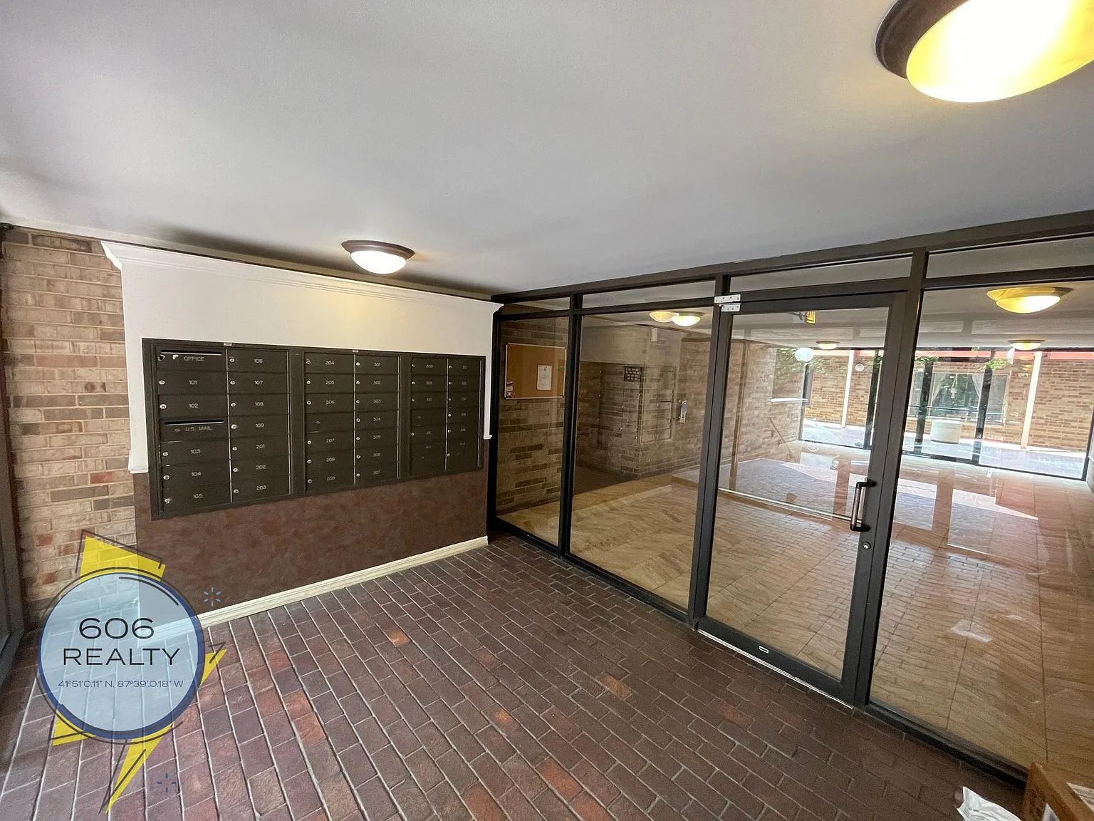 744 W Gordon Terrace — Photo 2