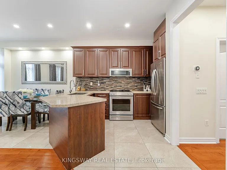 803 Khan Cres — Photo 13