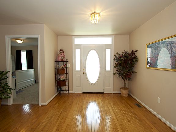 3rd image of 2025 Garden Dr