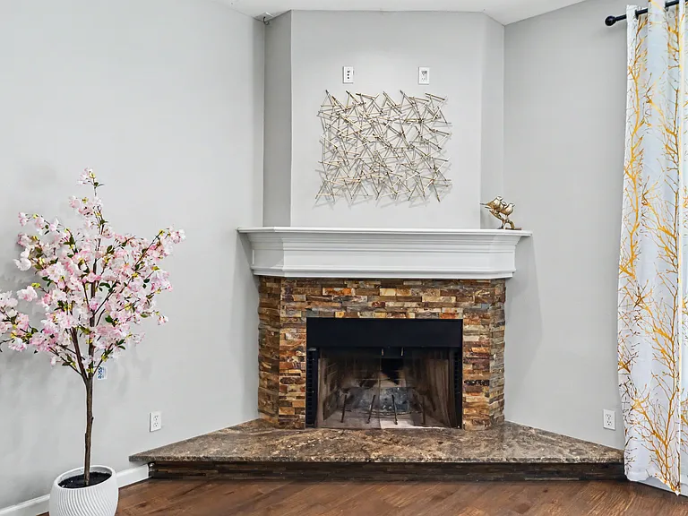 2451 Valley View Dr — Photo 33