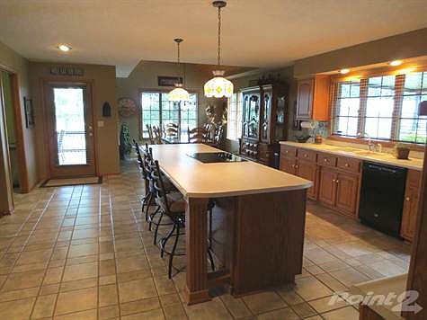 NICE OPEN KITCHEN!