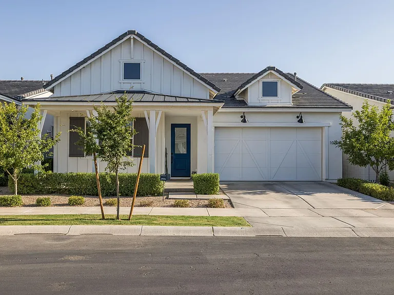 10209 E Thistle Ave — Photo 1