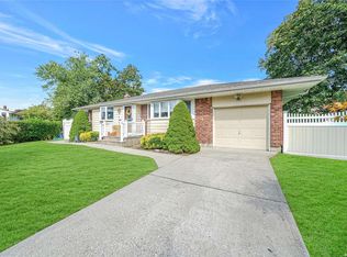 10 Pickwick Ct, Commack, NY 11725