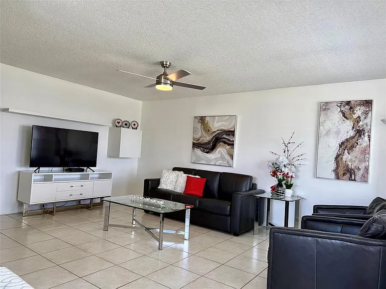 144 Farnham Cres #F — Photo 3