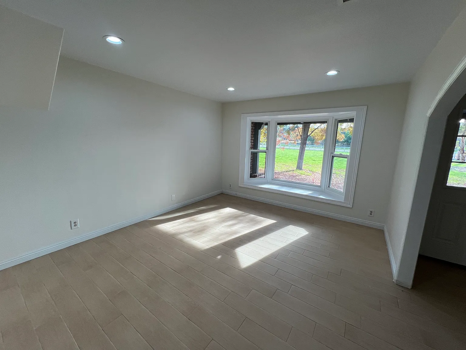 5 bed, 3.5 bath, 3166 sqft, $5,300 — Photo 4