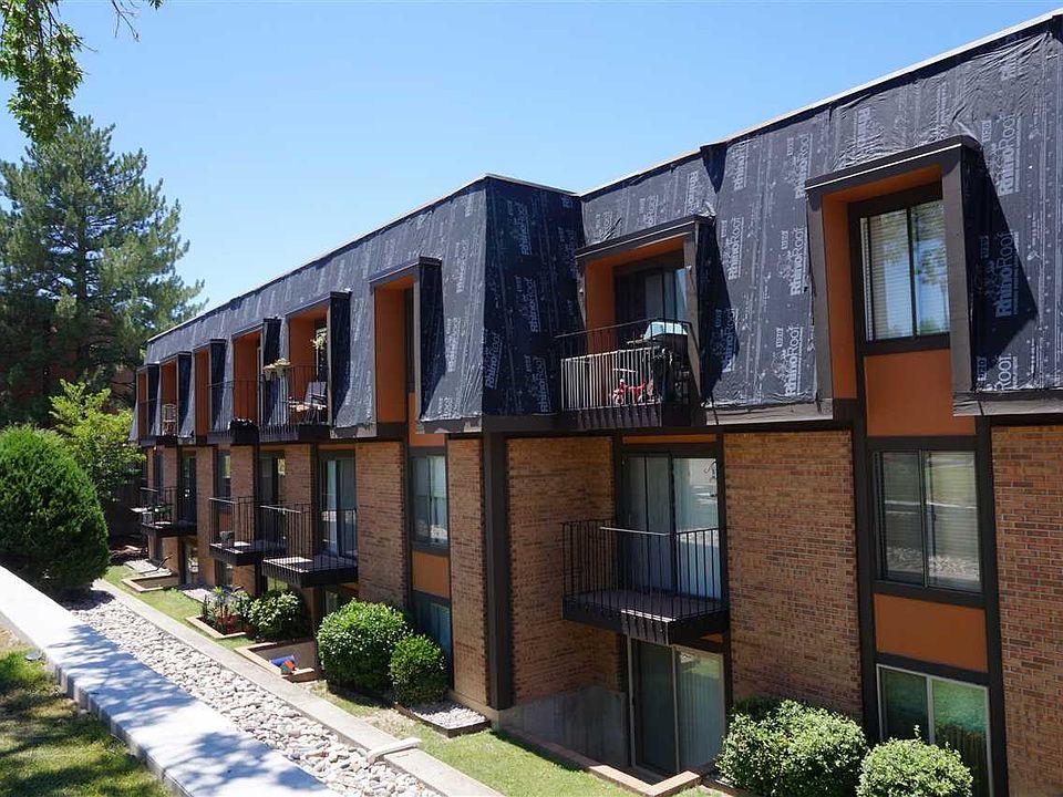 1st image of 3231 Lakeside Dr APT 104