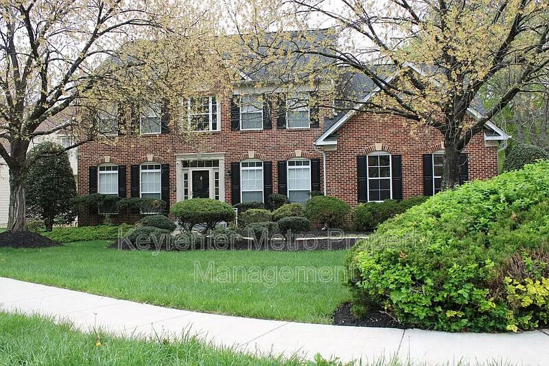 4 bed, 3.0 bath, 4384 sqft, $4,250 — Photo 2