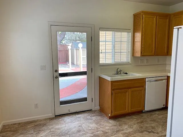 420 Hickory Cir — Photo 4