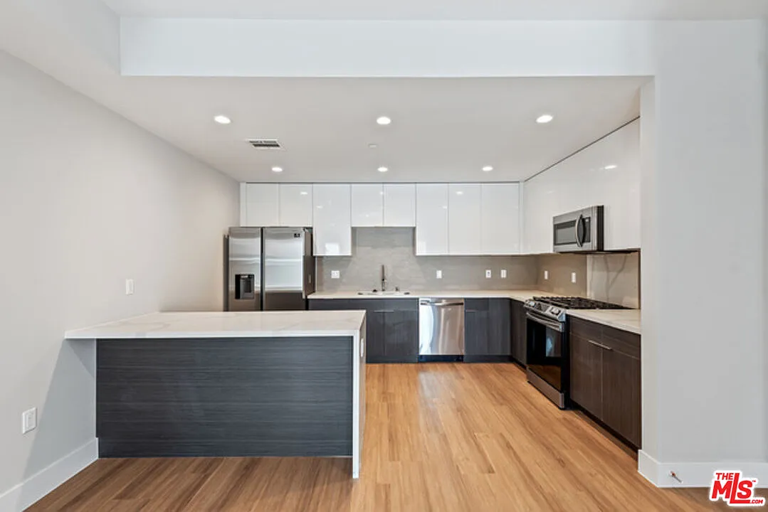 3 bed, 2.5 bath, 1747 sqft, $5,995 — Photo 2