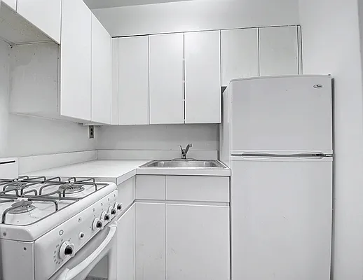 Rented by Urbane Brokerage | media 13