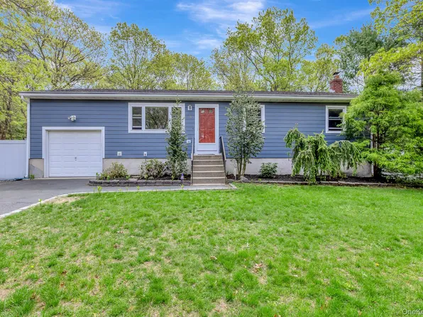 3 Williams Street, Center Moriches, NY 11934