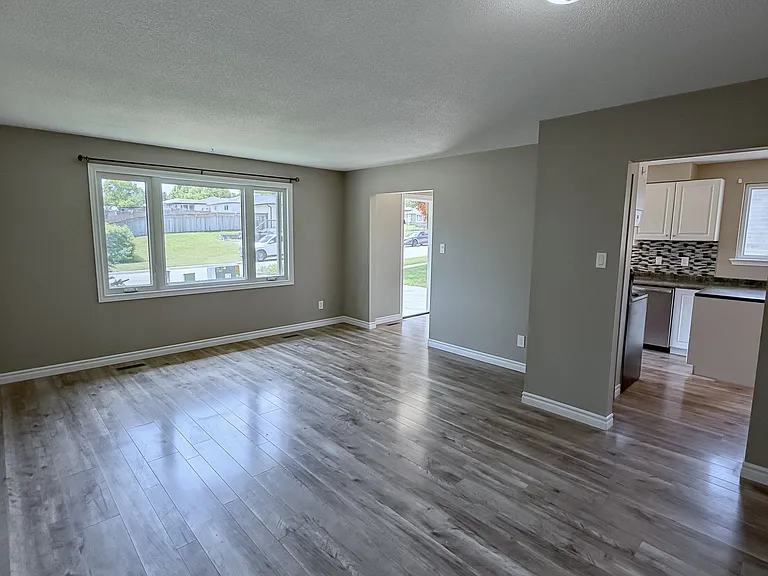 80 Kipling Cres — Photo 4