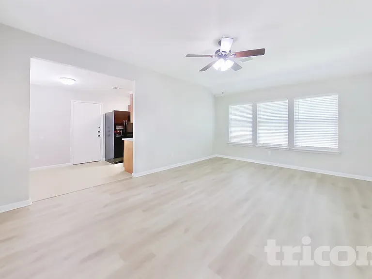 10951 Royal Forest Dr — Photo 3
