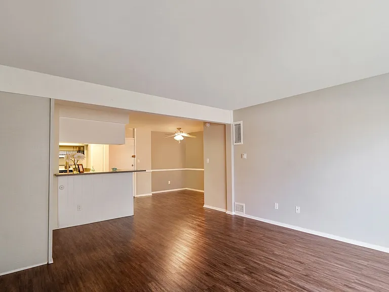 5830 Reseda Boulevard — Photo 102
