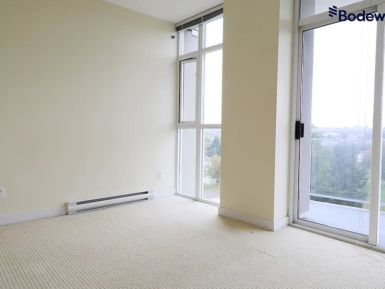 1483 King Edward Ave E — Photo 2