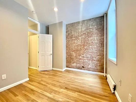 Rented by Astoria Realty | media 9
